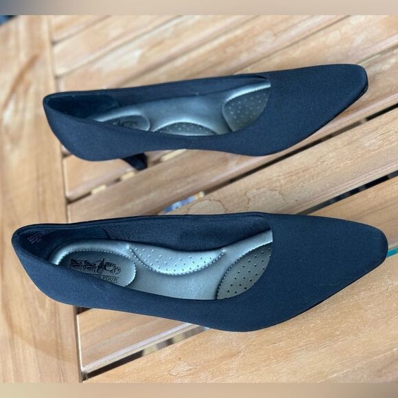 Coach and Four Black Pointed Toe Heels - Picture 4 of 4